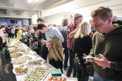 Buffet mit Häppchen, an dem sich Besucher bedienen