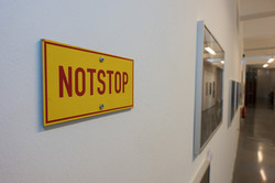 Gelbes Schild mit der roten Aufschrift "Notstop"