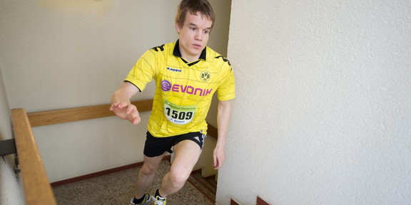 Christian Röster runs up the stairs during the Mathetoter-Lauf. 