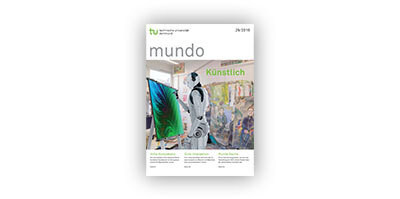 Titel der mundo-Ausgabe "Künstlich": Roboter malt Bild auf Leinwand