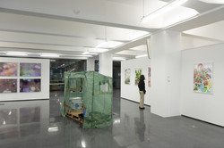 Blick in die Ausstellung mit einer großen Installation im Raum