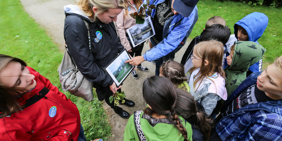 Gartenspäher Schülerinnen und Schüler werden von Studierenden informiert