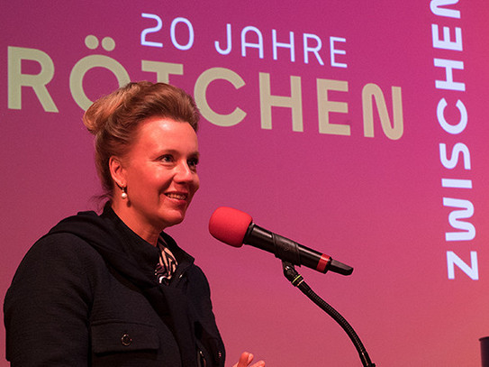 Ina Brandes steht am Sprechpult