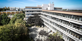 Seitlicher Blick auf das Gebäude Emil-Figge-Straße 50