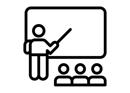 Ein Lehrer steht vor der Klasse