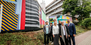 Wandmalerei Gruppenfoto vor der Wandmalerei
