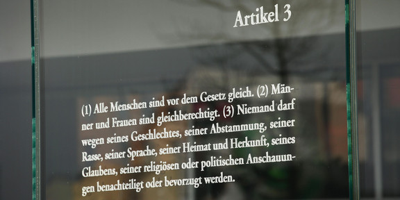 Der Artikel 3 des Grundgesetzes zur Gleichheit von Männern und Frauen steht auf einer Platte aus Glas, aufgenommen am 03.04.2016 in  Berlin im Bezirk Mitte im Regierungsviertel. Nach Artikel 3 darf auch Niemand wegen seiner Rasse, Herkunft oder politischen Anschauungen diskriminiert werden.