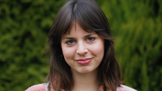 Portrait von der Studentin Ann-Kathrin Schierok unter freiem Himmel auf dem Campus der TU Dortmund