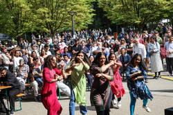 Foto: Die Tanzgruppe Bollywood tritt vor Publikum auf dem Martin-Schmeißer-Platz auf.