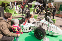 Rennwagen Get.racing Besucher sitzt im rennwagen, andere schauen zu
