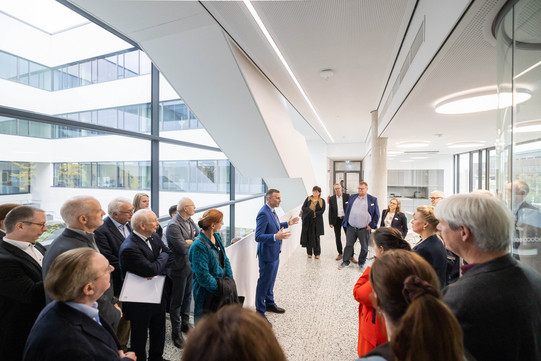 Dr. Christoph Brandenbusch führt die Besucher*innen durch den neuen Laborbau CALDEO