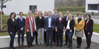 Gruppenbild Kickoff Avida Eine Gruppe von menschen steht vor einem weißen Gebäude