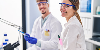 Zwei junge Wissenschaftlerinnen im Labor