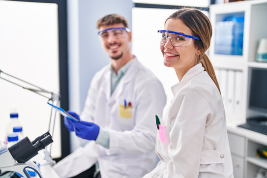 Zwei junge Wissenschaftlerinnen im Labor