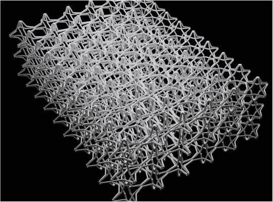 Ein elastisches Material in Quaderform, das optisch einer Drahtstruktur ähnelt.