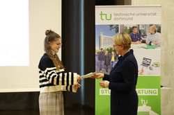 60_SchuelerUni_7831 Feierliche Übergabe erworbener Zertifikate zwischen der Prorektorin Studium Frau Prof. Dr. Wiebke Möhring und einer Teilnehmerin während der Eröffnungsveranstaltung der SchülerUni für das Wintersemester 2024/2025.
