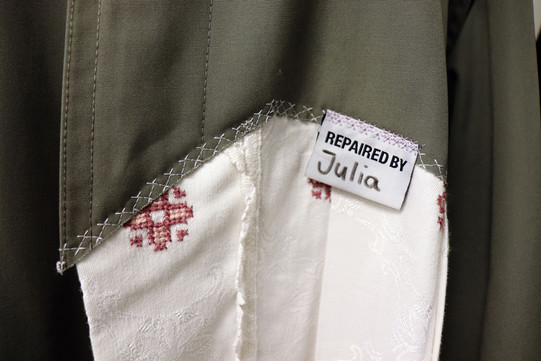 Auf dem Foto sieht man ein Ausstellungsstück, auf dem "Repaired by Julia" steht.