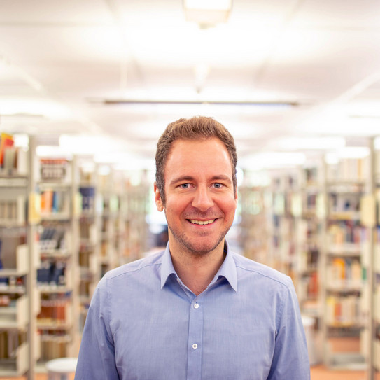 Christian Staerk Portrait eines Mannes in einer Bibliothek