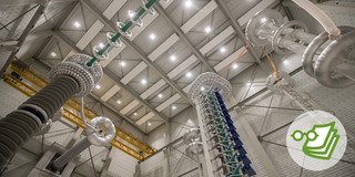 Forschungszentrum_HGÜ Produktionshalle für Strom von innen.