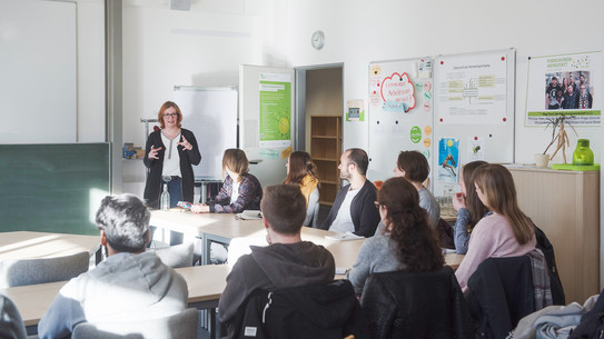 Schreibwerkstatt Dozentin spricht im Seminarraum vor Studierenden