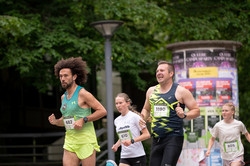 Zwei Läuferinnen und zwei Läufer beim 5-km-Campuslauf