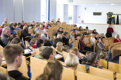 Die neuen Schülerstudierenden informieren sich über den Projektablauf bei der Auftakveranstaltung. 