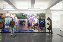 Mai Besucher*innen vor einem großflächigen Kunstwerk