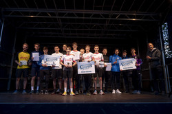 Siegerehrung von Staffel-Läufern auf einer Bühne