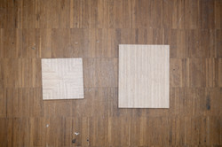 Zwei Schichtholzplatten liegen nebeneinander auf dem Fußboden.
