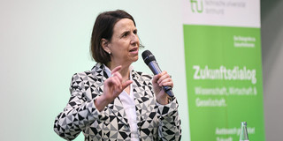 Simone Schulz, Vorsitzende der Geschäftsführung der Boehringer Ingelheim microParts GmbH, spricht ins Mikrofon