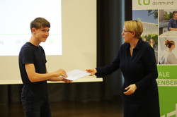 62_SchuelerUni_7839 Feierliche Übergabe erworbener Zertifikate zwischen der Prorektorin Studium Frau Prof. Dr. Wiebke Möhring und einem Teilnehmer während der Eröffnungsveranstaltung der SchülerUni für das Wintersemester 2024/2025.
