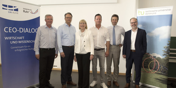 CEO Gruppenfoto, links Banner des CEO-Dialogs, rechts Banner der TU Dortmund