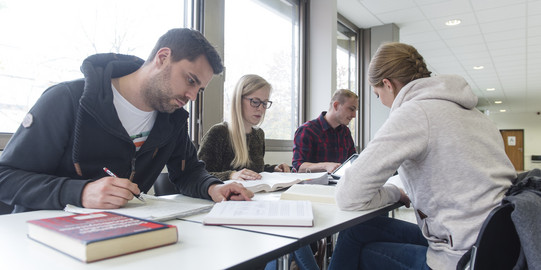 Studierende schreiben zusammen