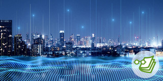 Eine nächtliche Stadt-Skyline, die von blau, flirrenden Linien durchzogen ist.