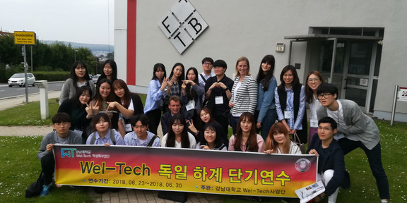 Gruppenbild vor dem Forschungsinstitut Technologie und Behinderung