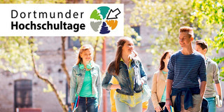 Dortmunder Hochschultage 2022 Eine Gruppe von jungen Menschen läuft draußen auf einem Weg in eine Richtung. Links oben in der Ecke steht der Schriftzug "Dortmunder Hochschultage".