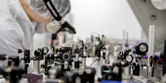 Forscher überprüft Laserbauteile