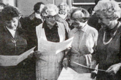 1982 erhalten die ersten Absolventinnen und Absolventen des Seniorenstudiums im Modellversuch ihre Zeugnisse. 1982 erhalten die ersten Absolventinnen und Absolventen des Seniorenstudiums im Modellversuch ihre Zeugnisse.