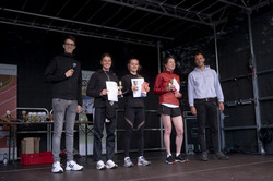 36. Campuslauf der TU Dortmund Siegerehrung von Läuferinnen auf einer Bühne