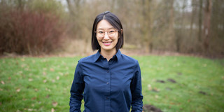 Porträtfoto von Juniorprofessorin Jinjin Ha auf dem Campus