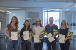 Alle Preisträger und Preisträgerinnen mit Urkunden und Blumen in der Hand