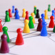 Spielfiguren_Bunt Viele Spielfiguren sind auf einer Unterlage angeordnet.