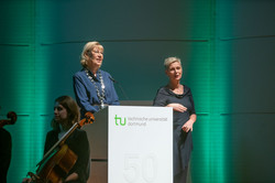 Rector Prof. Ursula Gather at the lectern, next to her is a sign language interpreter