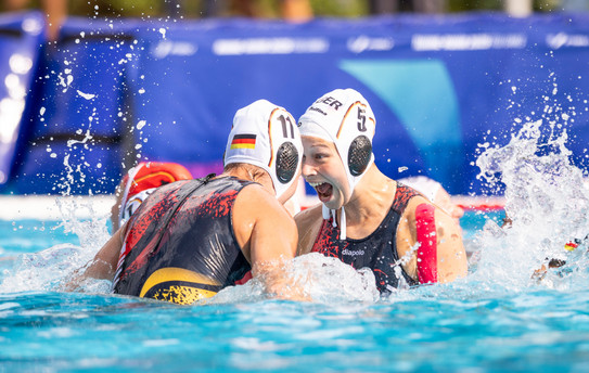 Zwei deutsche Wasserballerinnen jubeln gemeinsam nach einem erfolgreichen Torwurf.