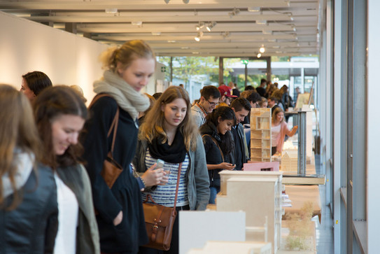 Fakultät Architektur Studentinnen schauen sich Baumodelle an