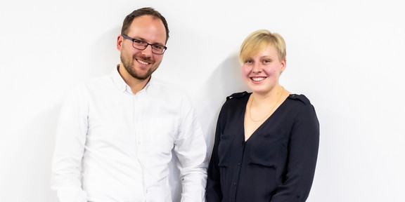 Koordinationsteam streamUP Eine Frau und ein Mann lächeln in die Kamera