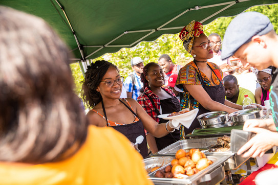 Sommerfest_2 Studierende verkaufen Speisen an die Besucher.