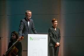 Guido Baranowski, Chairman of the Friends of TU Dortmund University, at the lectern. Next to it stands sign language interpreter