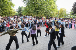 Foto: Auf dem Sommerfest der TU Dortmund tritt eine Tanzgruppe vor Publikum auf.