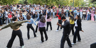 Foto: Auf dem Sommerfest der TU Dortmund tritt eine Tanzgruppe vor Publikum auf.